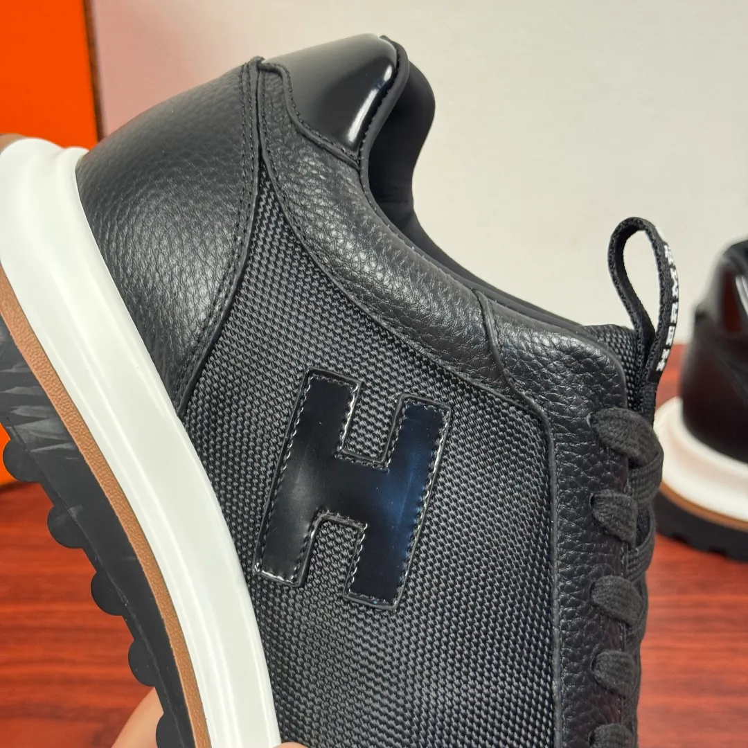 Batch 740 HERMES/Hermès men’s new sports shoes, rhythmic casual shoes: crafted with luxurious materials, luxurious walking experience! The upper is made of top-grade calfskin, with a fine texture like silk caressing the fingertips. The flexible texture is suitable for a variety of scenes; some shoes are integrated with breathable mesh, and the light breathing makes your steps refreshing at all times. The sole is made of high-elastic rubber composite material, and the carefully carved patterns give strong grip, making every step as stable as stepping on the clouds. At the same time, the cushioning and shock-absorbing technology is hidden in it, quietly eliminating the impact of the road. From urban commuting to outdoor walking, Hermès uses luxurious materials and craftsmanship to make every step a double luxury of texture and comfort, showing the brand's ultimate pursuit of details and quality in every inch. Size: 39-40-41-42-43-44 leather shoe size (38.45.46 can be customized) Item number: H25286 leather mesh black